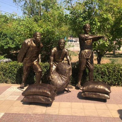 搬麻袋的工人，玻璃钢仿铜民俗生活人物情景博鱼网页版