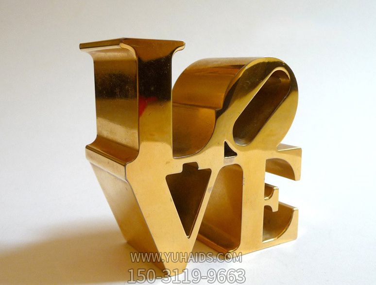 商场里摆放的金色的不锈钢创意LOVE博鱼网页版