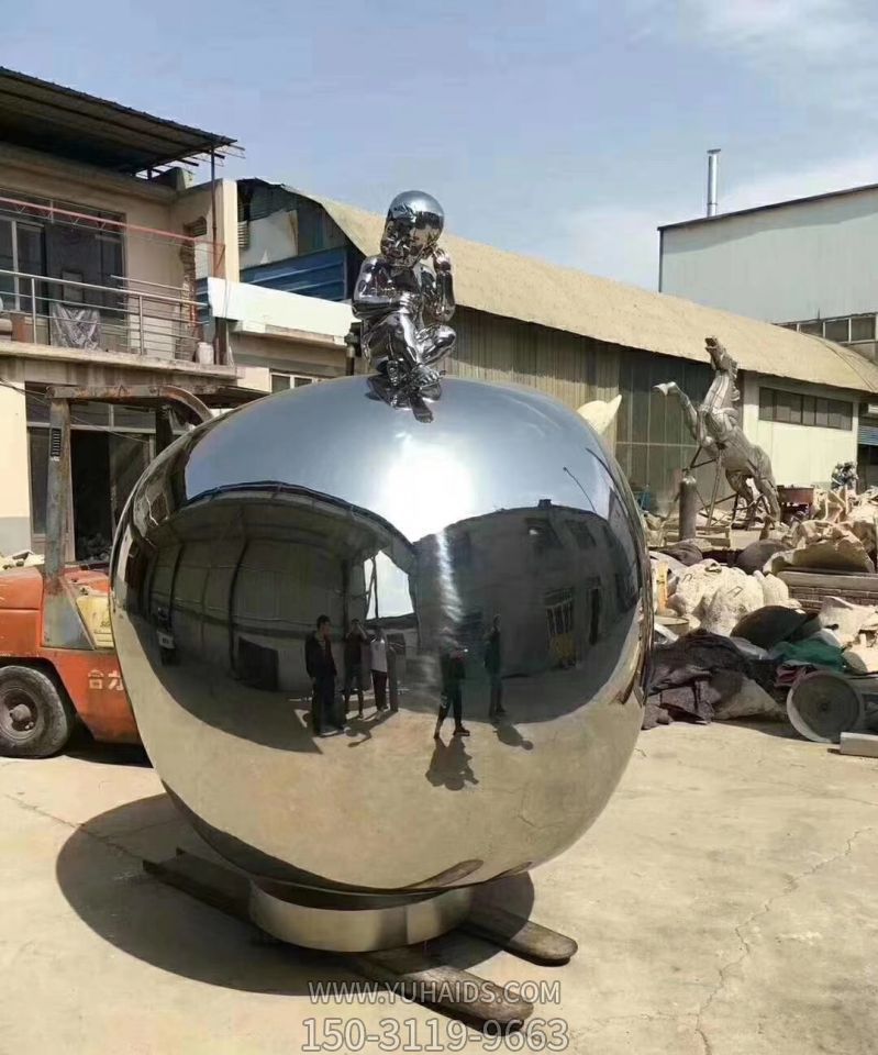 不锈钢镜面小朋友坐着上面的球体博鱼网页版