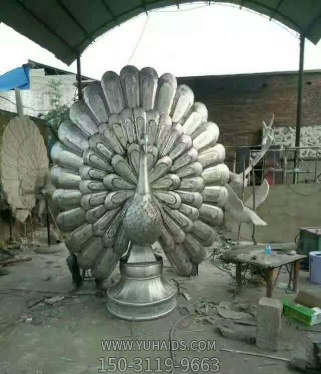 大型酒店里 一只开屏的玻璃钢做旧孔雀博鱼网页版