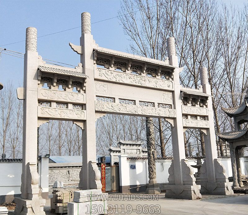 新农村口摆放三门石牌坊石雕博鱼网页版