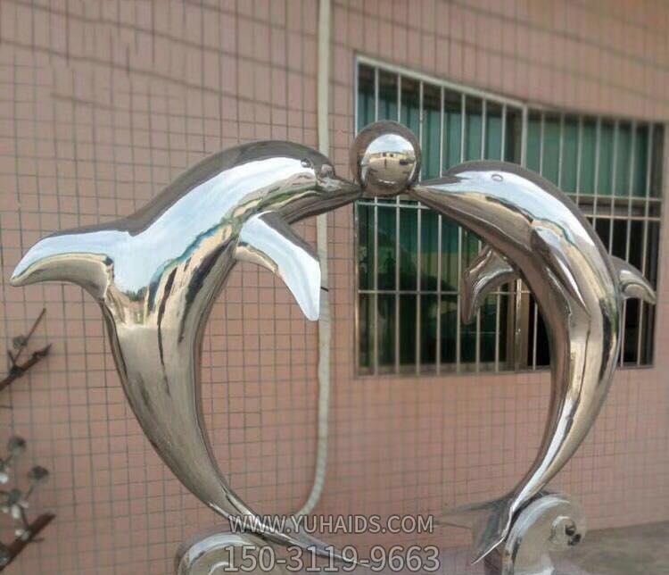 电影院两只相爱的不锈钢海豚博鱼网页版