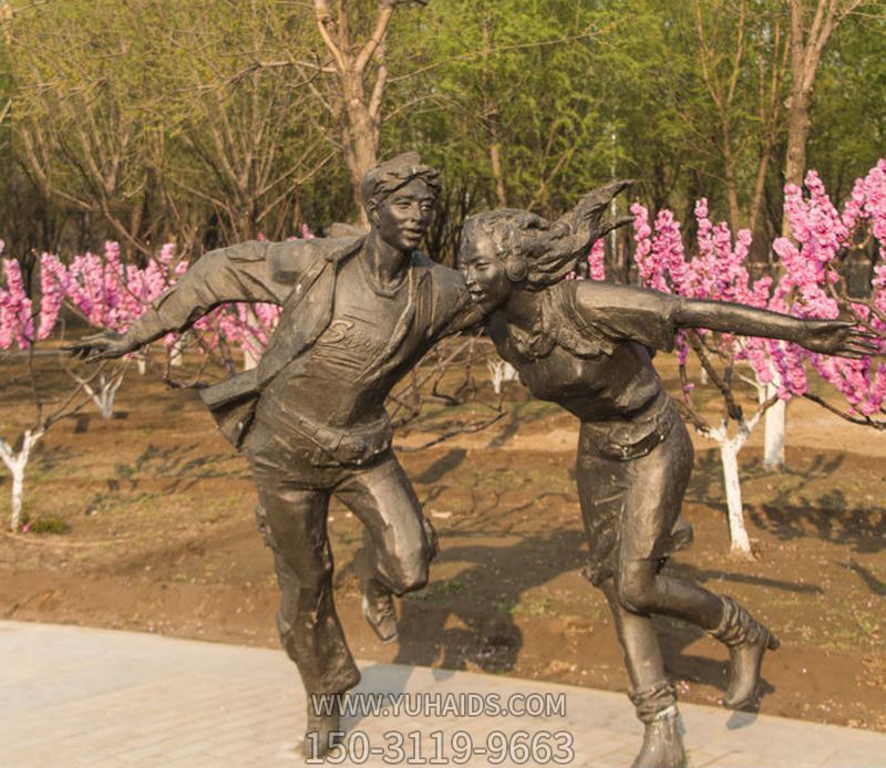 公园户外游玩的铜雕情侣博鱼网页版