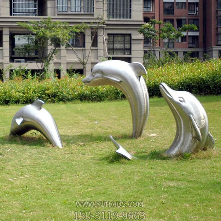 小区花园草地摆放三只不锈钢拉丝海豚博鱼网页版