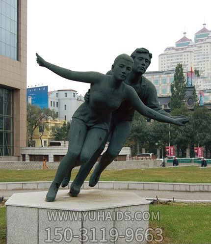 商场户外摆放双人滑冰人物玻璃钢做旧仿铜博鱼网页版