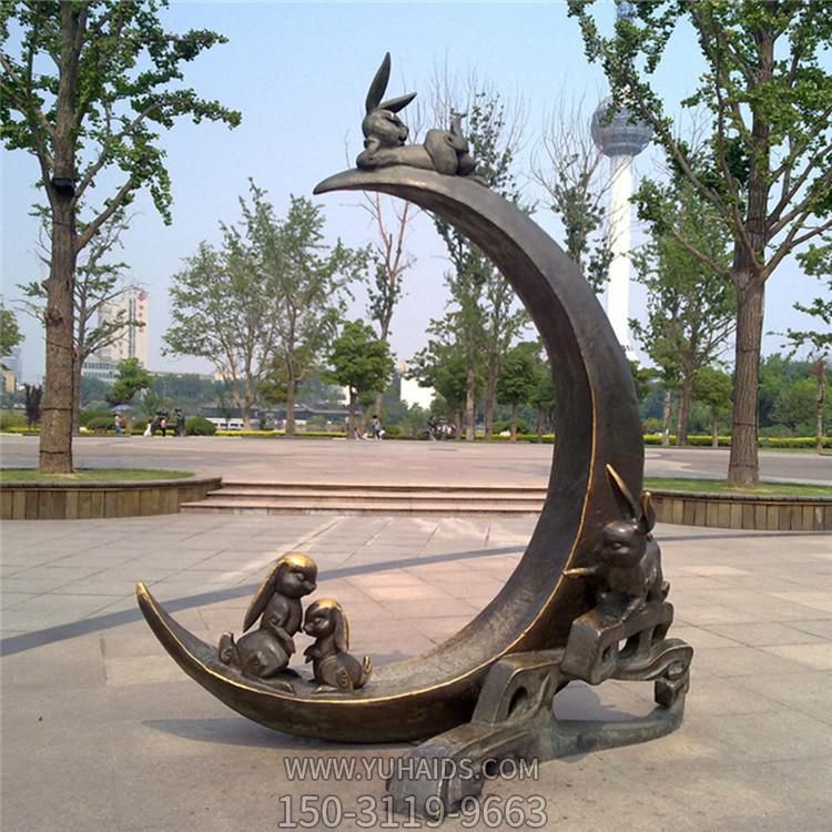 广场公园玻璃钢仿铜月亮上的兔子景观博鱼网页版