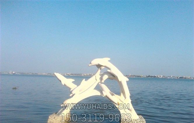 海边摆放多个不锈钢海豚博鱼网页版