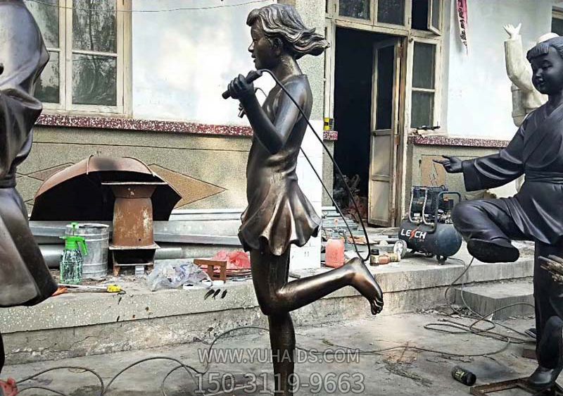 广场草坪摆放跳绳小女孩玻璃钢仿铜博鱼网页版