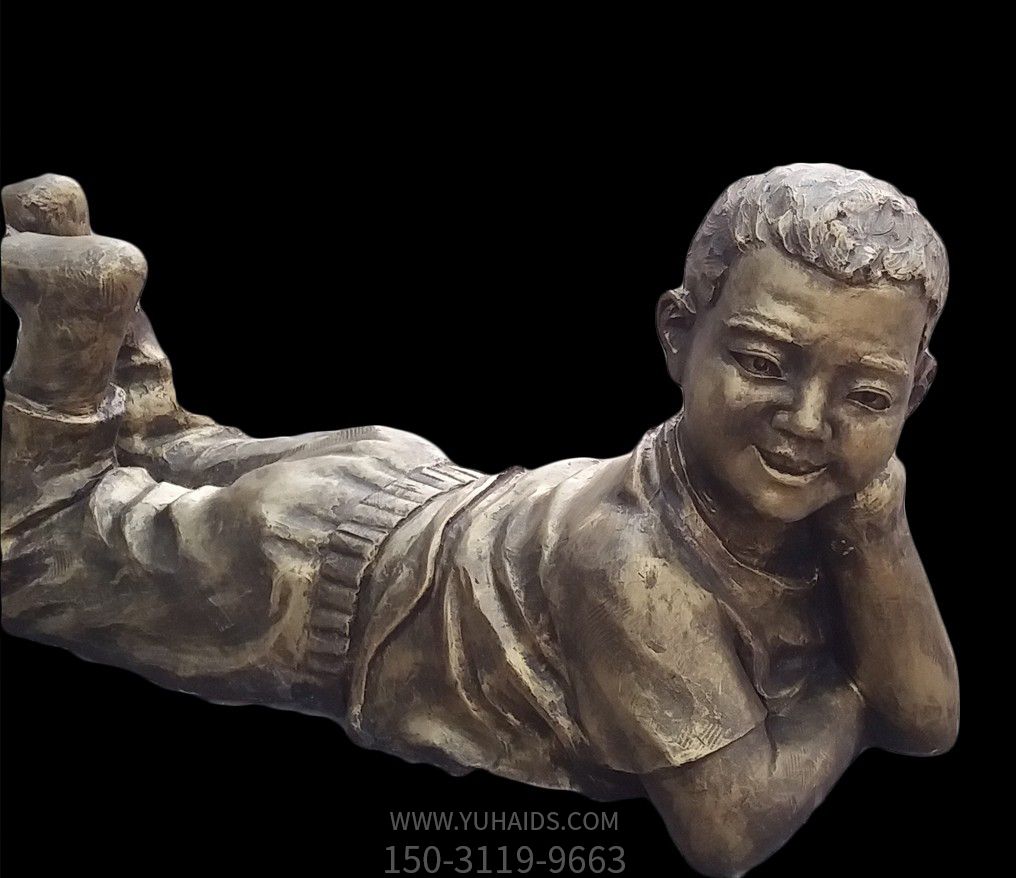公园匍匐在地的小男孩儿童博鱼网页版