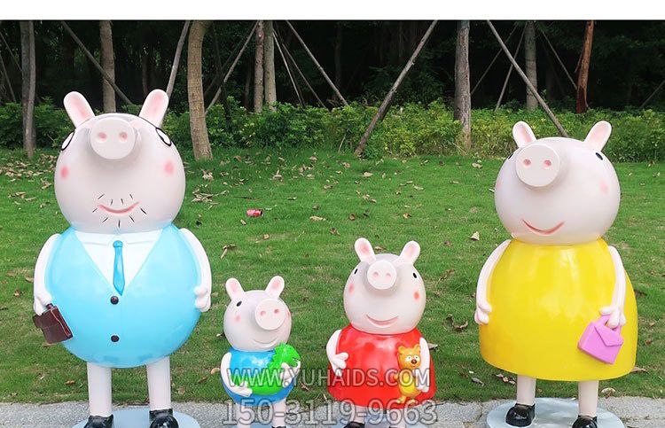 公园里摆放的两大两小的玻璃钢彩绘佩奇博鱼网页版