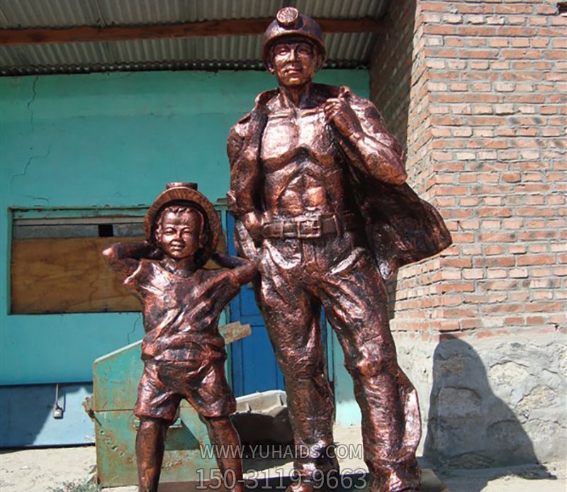 广场铜雕大人拉着小孩子的工人博鱼网页版