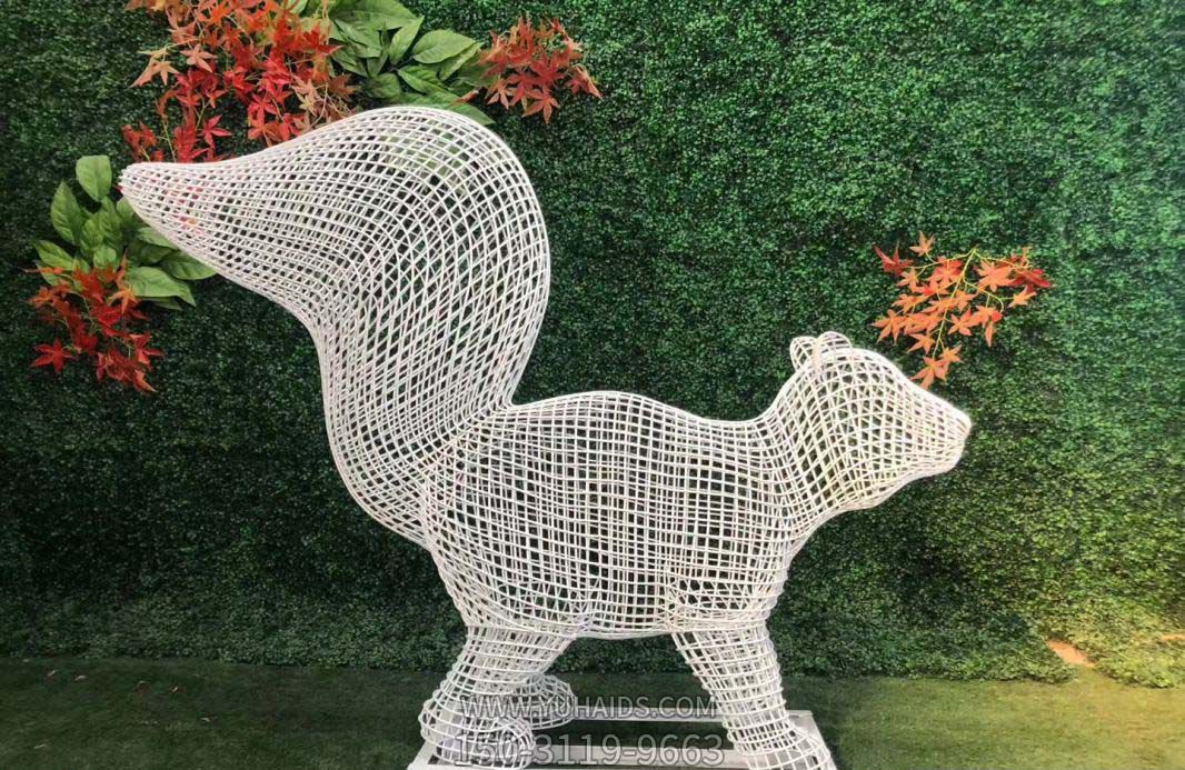 花园一只行走的不锈钢镂空松鼠博鱼网页版