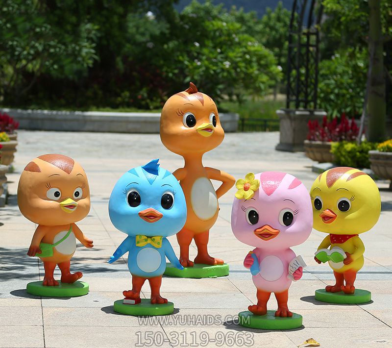 花园里摆放的形态各异的玻璃钢卡通鸡博鱼网页版