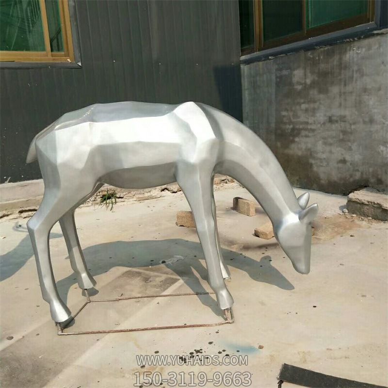 户外一只低头的不锈钢几何鹿博鱼网页版