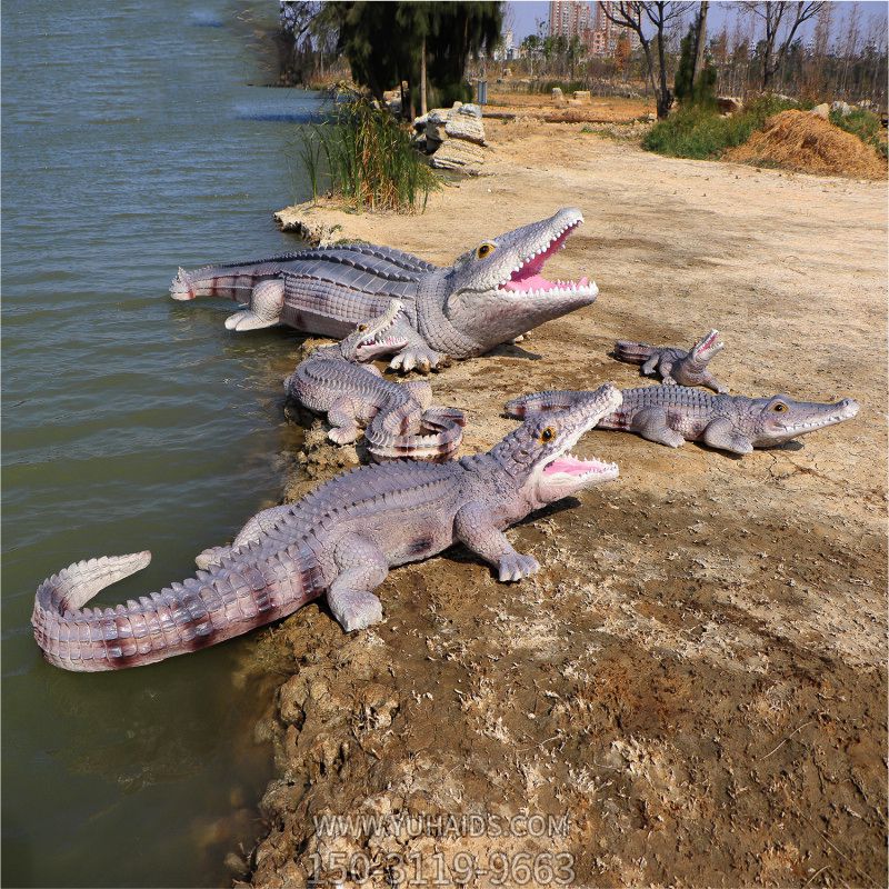 湖边摆放的两大两小的玻璃钢彩绘鳄鱼博鱼网页版
