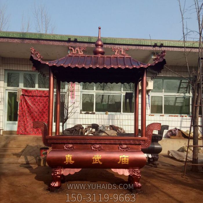 真武庙摆放四柱宝盖铸铜香炉博鱼网页版