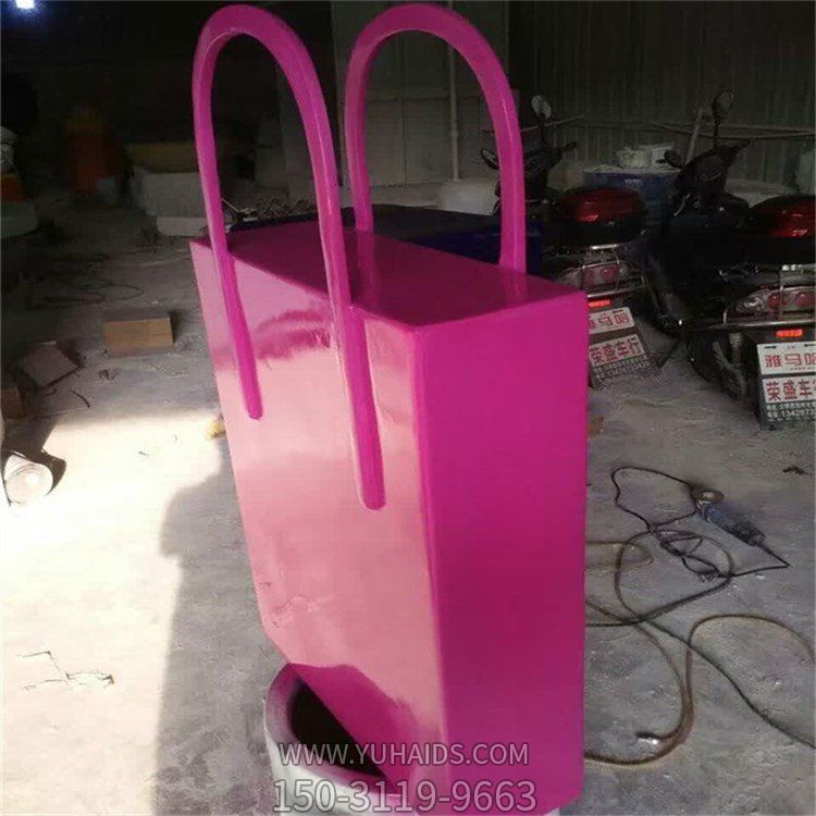 城市步行街摆放玻璃钢大型手提购物袋博鱼网页版