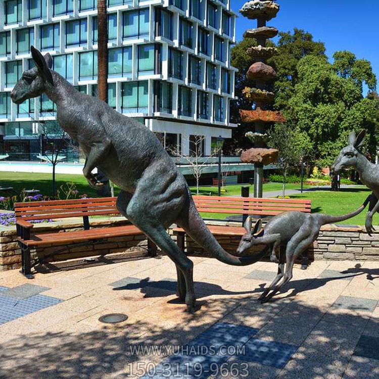 景区中跳跃的玻璃钢袋鼠博鱼网页版