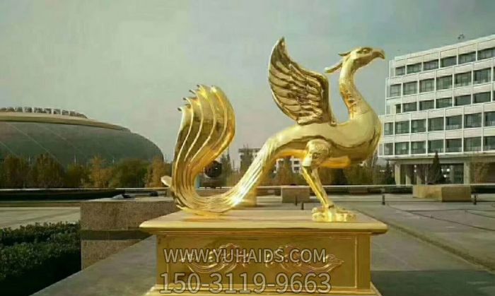 广场上摆放的金色的玻璃钢喷漆朱雀博鱼网页版