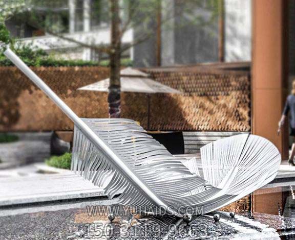 公园石梯上一个不锈钢羽毛博鱼网页版