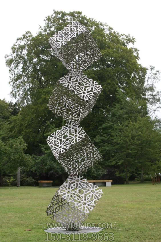 公园草坪创意不锈钢魔方博鱼网页版