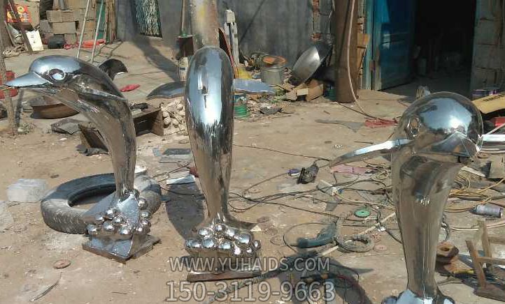 花园三只抽象不锈钢海豚博鱼网页版