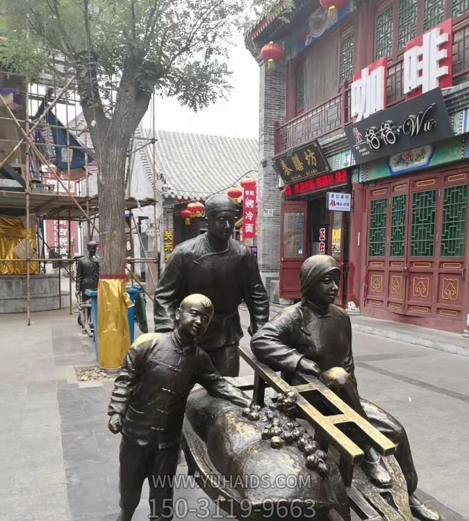 商业街玻璃钢仿铜推独轮车一家人民俗小品博鱼网页版