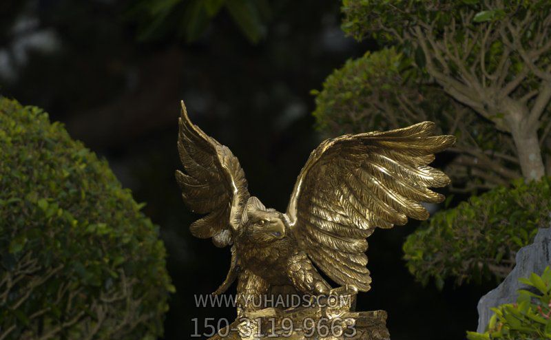 森林一只休息的树脂老鹰博鱼网页版