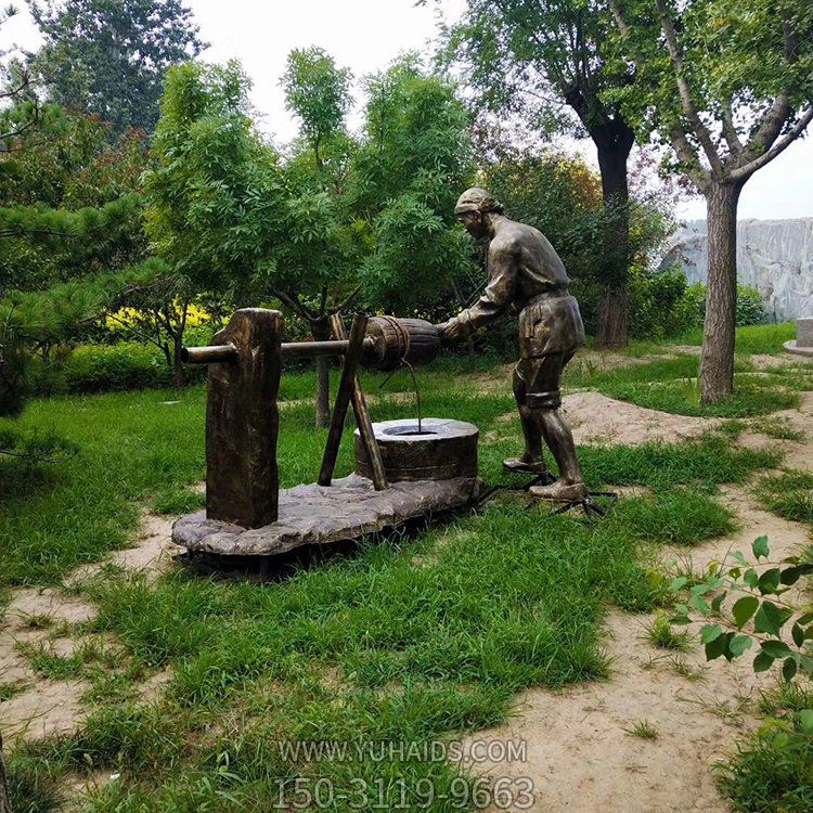 用水桶在井里打水的农民，玻璃钢仿铜民俗人物博鱼网页版