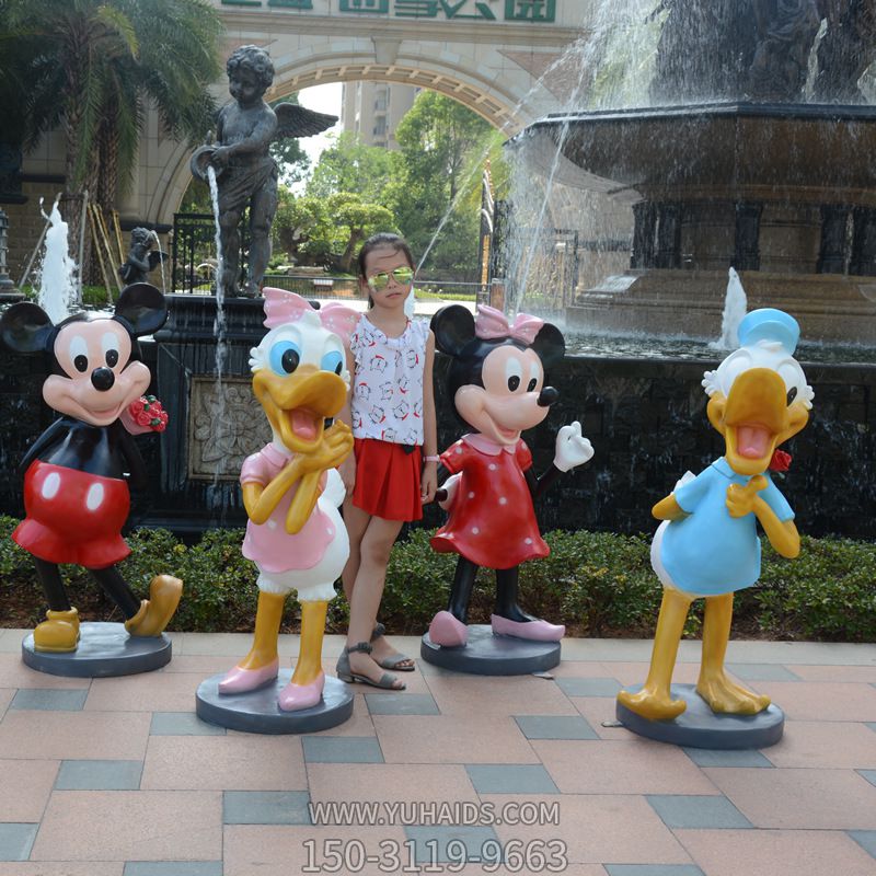 景区装饰路人合拍玻璃钢米老鼠与唐老鸭博鱼网页版