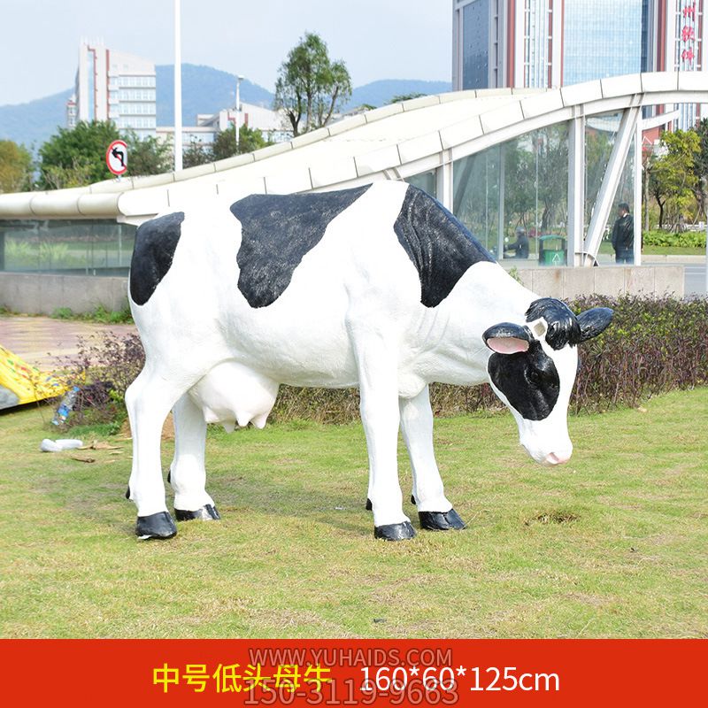 城市街道一只大号低头的玻璃钢牛博鱼网页版