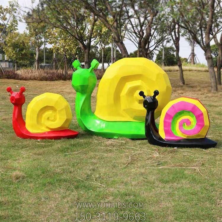 幼儿园草地摆放玻璃钢彩绘卡通三只蜗牛博鱼网页版