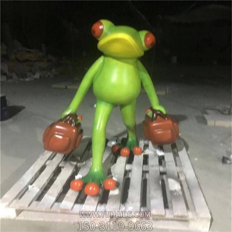 商场摆放玻璃钢卡通提行李青蛙公仔博鱼网页版