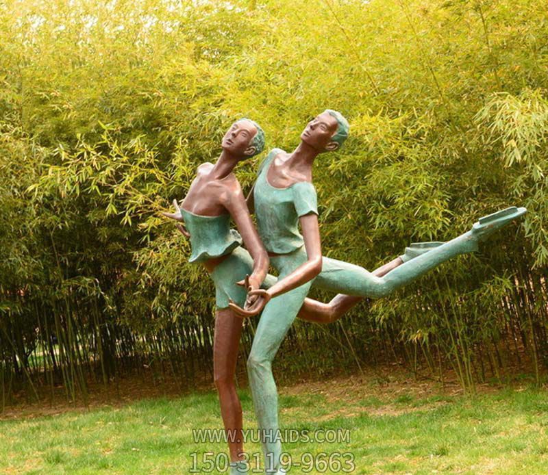 景区园林摆放双人花样滑冰玻璃钢彩绘博鱼网页版