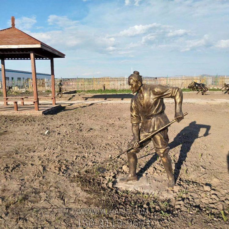 农场户外摆放玻璃钢仿铜农耕文化春耕锄草小品博鱼网页版