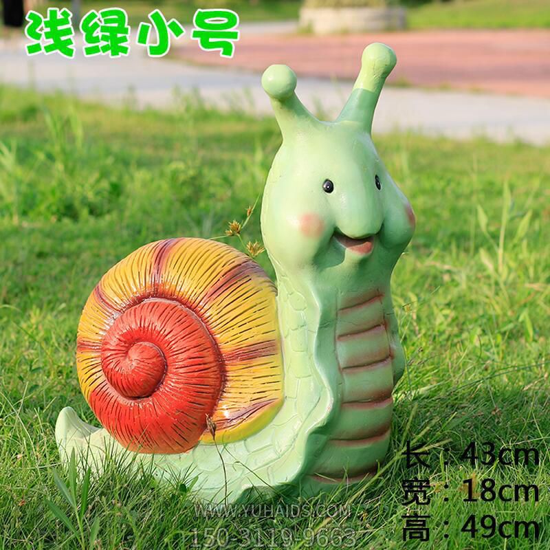 草地上摆放的浅绿小号的玻璃钢彩绘博鱼网页版