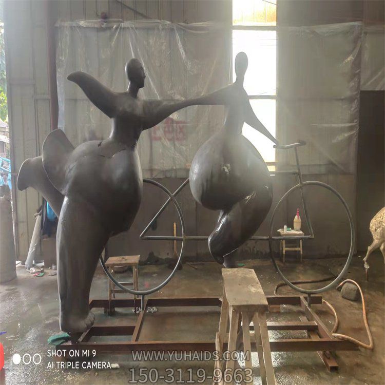 抽象园林大型不锈钢仿铜骑自行车的抽象人物博鱼网页版