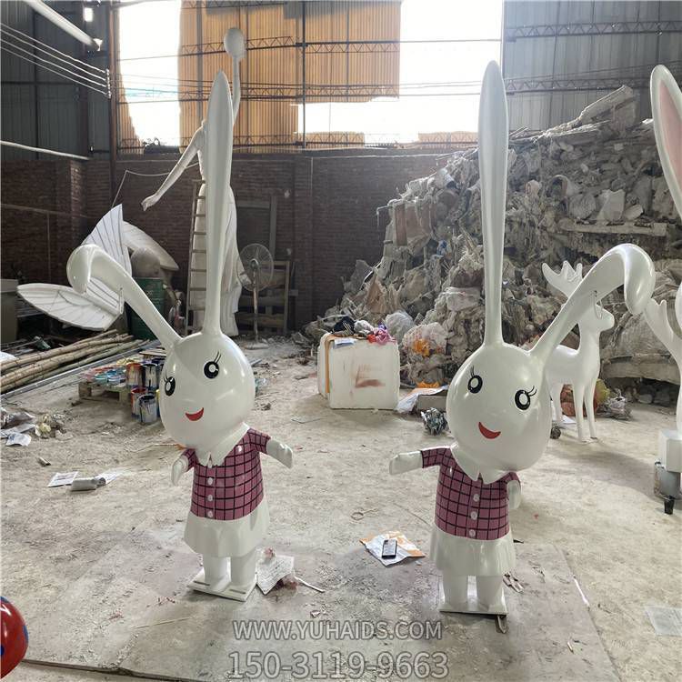 商场摆放玻璃钢彩绘两只兔子小品博鱼网页版
