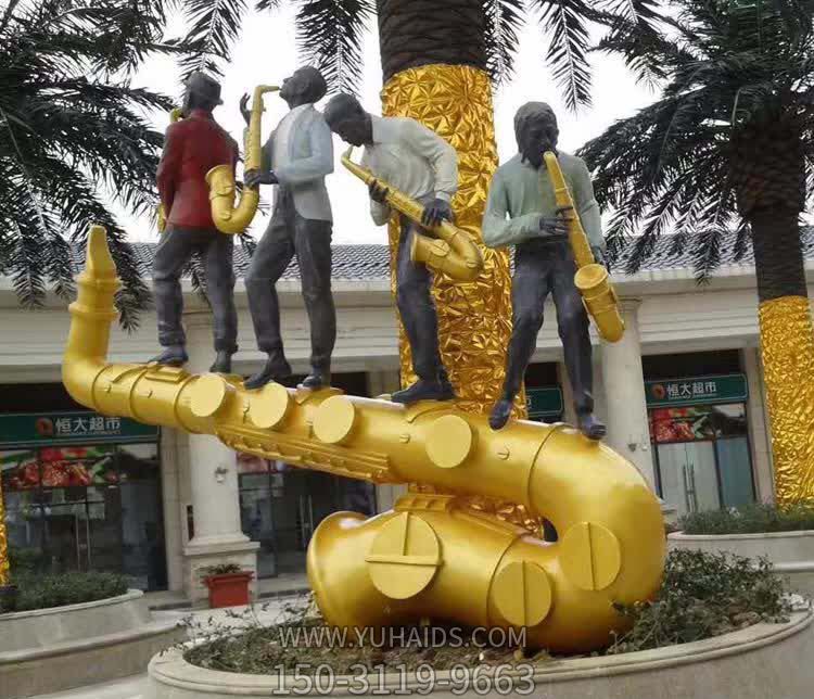 不锈钢公园吹萨克斯人物吹奏博鱼网页版