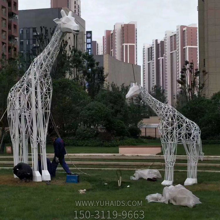 广场大型不锈钢镂空几何抽象金属镂空长颈鹿博鱼网页版