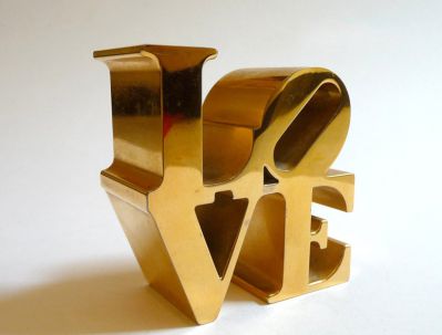 商场里摆放的金色的不锈钢创意LOVE博鱼网页版
