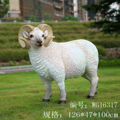 草地上一只歪头的玻璃仿真绵羊博鱼网页版