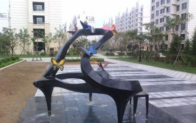 城市街道多只蝴蝶停留在钢琴上的不锈钢钢琴博鱼网页版