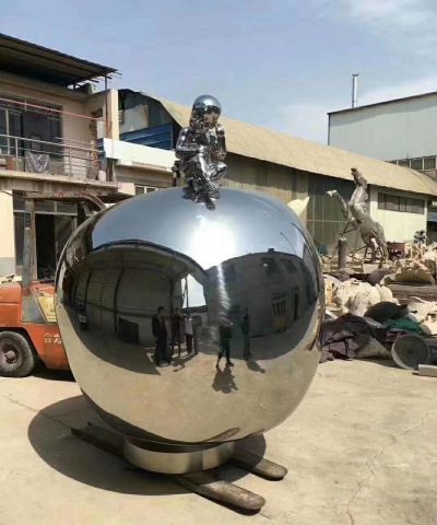 不锈钢镜面小朋友坐着上面的球体博鱼网页版