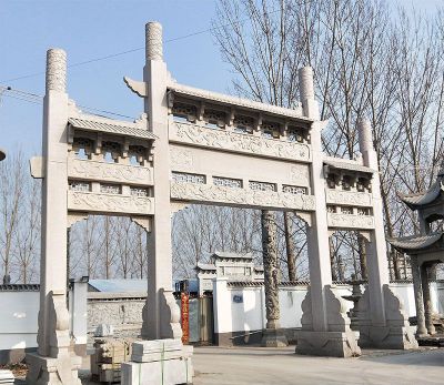 新农村口摆放三门石牌坊石雕