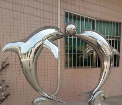 电影院两只相爱的不锈钢海豚博鱼网页版