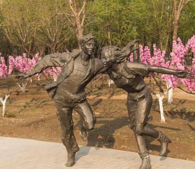 公园户外游玩的铜雕情侣博鱼网页版