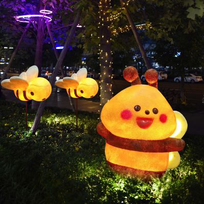 公园草丛插电源发亮卡通小蜜蜂玻璃钢博鱼网页版