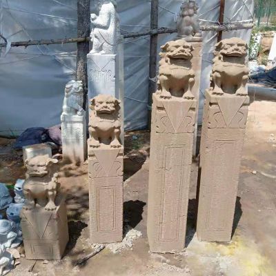 别墅庭院门前摆放狮子拴马柱