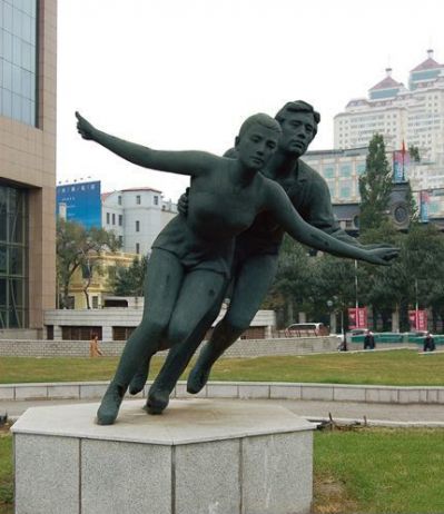 商场户外摆放双人滑冰人物玻璃钢做旧仿铜博鱼网页版